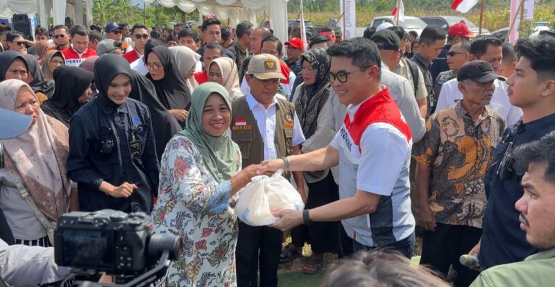 Pertamina Patra Niaga Sumbagut menyerahkan bantuan kepada masyarakat Padang Pariaman bersama DPR RI beberapa hari lalu. Foto:Istimewa