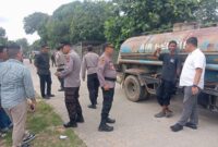 Polsek Batu Ampar kawal langsung distribusi tangki air bersih untuk masyarakat Tanjung Sengkuang, Jumat (23/1/2026). Foto:Dok/Polsek