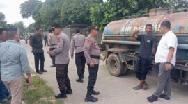 Polsek Batu Ampar kawal langsung distribusi tangki air bersih untuk masyarakat Tanjung Sengkuang, Jumat (23/1/2026). Foto:Dok/Polsek