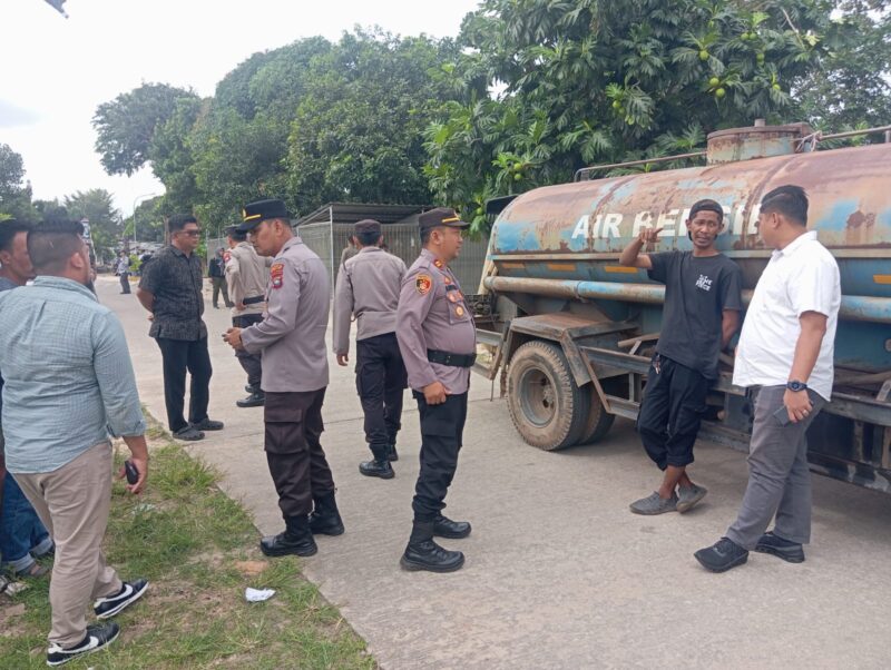 Polsek Batu Ampar kawal langsung distribusi tangki air bersih untuk masyarakat Tanjung Sengkuang, Jumat (23/1/2026). Foto:Dok/Polsek