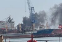 Asap tebal dari atas kapal yang terbakar di Galangan Kapal PT ASL, Tanjunguncang Kota Batam, pada Minggu (25/1/2026). Matapedia6.com/Istimewa