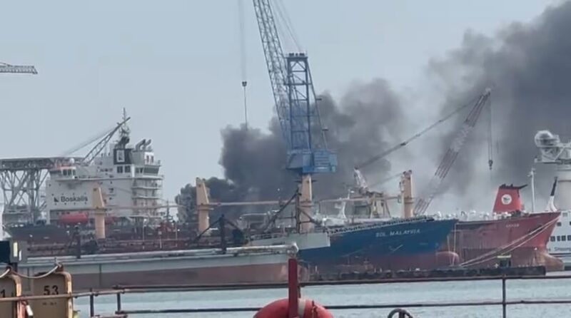 Asap tebal dari atas kapal yang terbakar di Galangan Kapal PT ASL, Tanjunguncang Kota Batam, pada Minggu (25/1/2026). Matapedia6.com/Istimewa