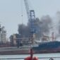 Asap tebal dari atas kapal yang terbakar di Galangan Kapal PT ASL, Tanjunguncang Kota Batam, pada Minggu (25/1/2026). Matapedia6.com/Istimewa