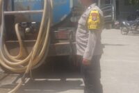 Anggota Polsek Batu Ampar saat mengawal distribusi air bersih di Tanjung Sengkuang pada Sabtu (24/1/2026). Foto:Dok/Polsek