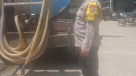 Anggota Polsek Batu Ampar saat mengawal distribusi air bersih di Tanjung Sengkuang pada Sabtu (24/1/2026). Foto:Dok/Polsek