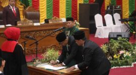 Ketua Pengadilan Negeri Batam Tiwik pimpin pengambilan sumpah wakil Ketua III DPRD Kota Batam, di ruang sidang Utama DPRD Kota Batam, Rabu (28/1/2026). Matapedia6.com/Dok DPRD