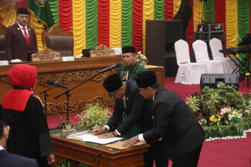 Ketua Pengadilan Negeri Batam Tiwik pimpin pengambilan sumpah wakil Ketua III DPRD Kota Batam, di ruang sidang Utama DPRD Kota Batam, Rabu (28/1/2026). Matapedia6.com/Dok DPRD