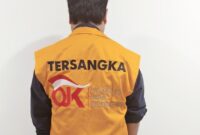OJK menyerahkan terduga tersangka kepada Jaksa. Foto:OJK Kepri