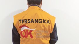OJK menyerahkan terduga tersangka kepada Jaksa. Foto:OJK Kepri
