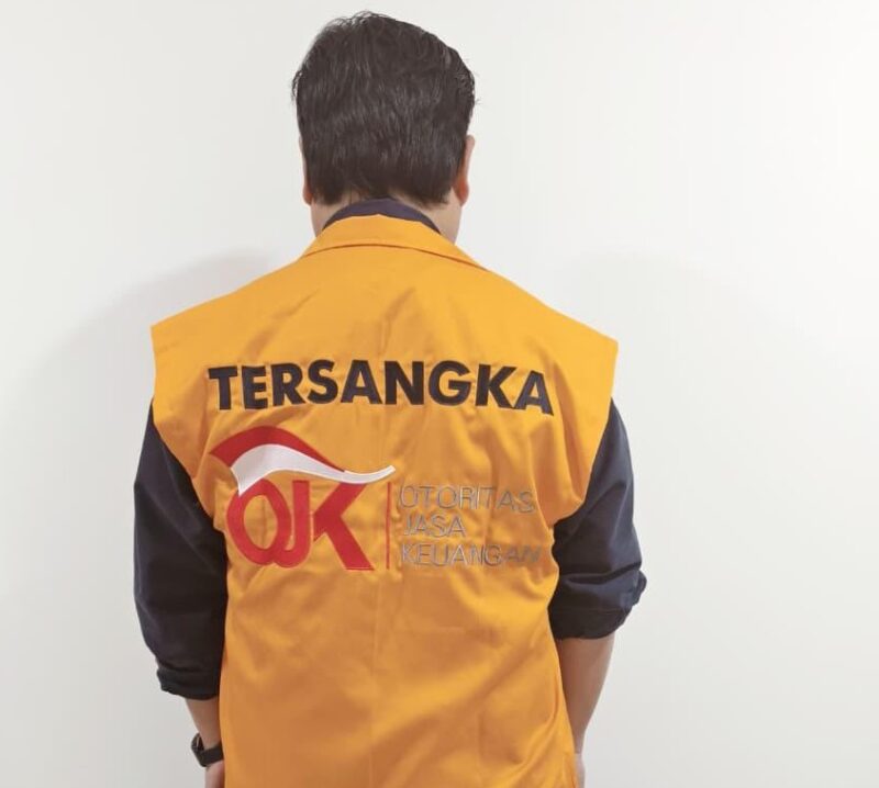 OJK menyerahkan terduga tersangka kepada Jaksa. Foto:OJK Kepri