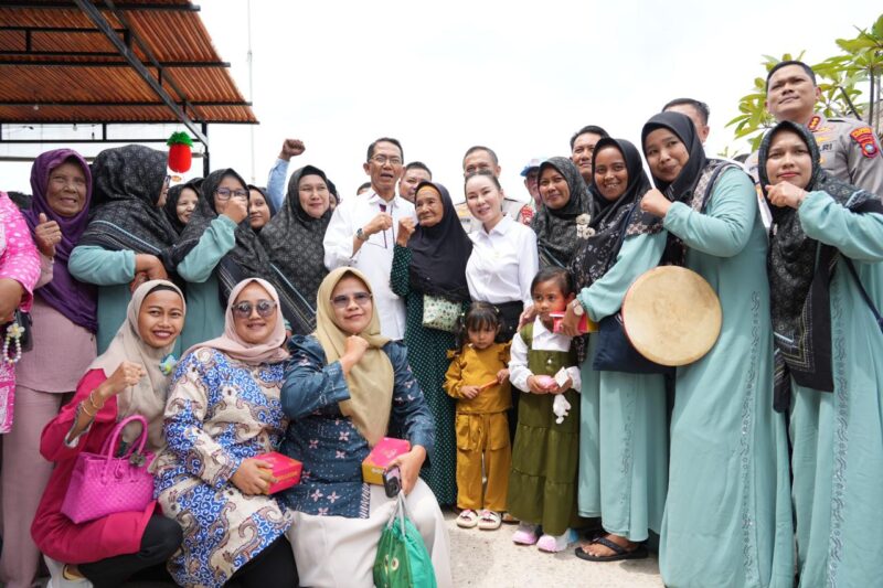 Kepala BP Batam Amsakar dan Wakil Kepala BP Batam Li Claudia bersama masyarakat Rempang Galang saat wacana pembangunan sekolah Merah Putih, Selasa (27/1/2026). Foto:Humas BP