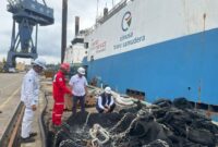 Kepala Dinas Tenaga Kerja Kota Batam, Yudi Suprapto saat melihat langsung titik lokasi kapal terbakar di kawasan PT ASL Batam beberapa hari lalu. Foto:Istimewa