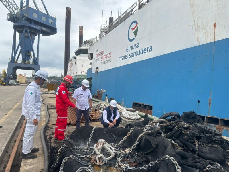 Kepala Dinas Tenaga Kerja Kota Batam, Yudi Suprapto saat melihat langsung titik lokasi kapal terbakar di kawasan PT ASL Batam beberapa hari lalu. Foto:Istimewa