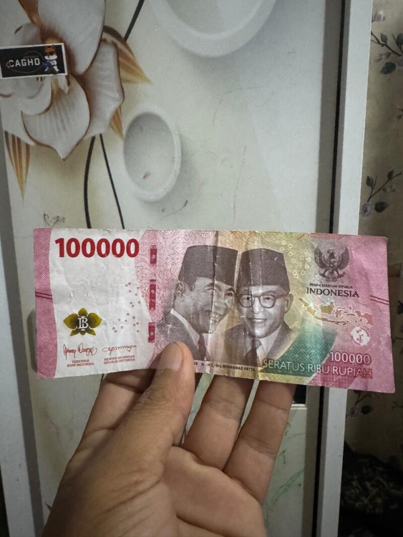 Uang palsu pecahan Rp 100 ribu yang ditemukan pedagang di kawasan Bagan Pete, Kota Jambi, Kamis (29/1/2026). Matapedia6.com/Dalil
