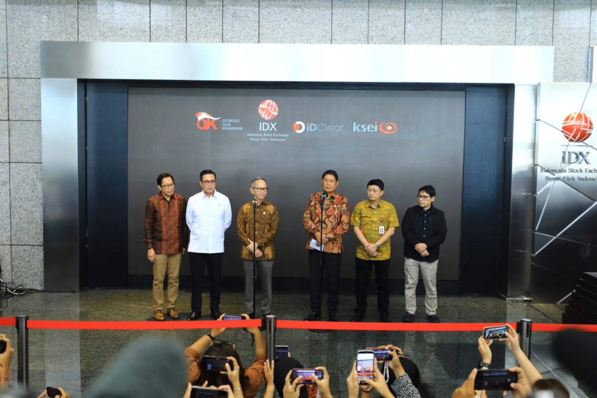 Kepala Eksekutif Pengawas Pasar Modal, Keuangan Derivatif, dan Bursa Karbon OJK, Inarno Djajadi saat jumpa pers pengunduran diri jabatan BEI pada Jumat (30/1/2026). Foto:OJK Kepri