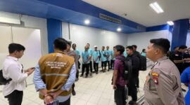 Polda Kepulauan Riau mengawal pemulangan 133 Warga Negara Indonesia (WNI) yang dideportasi Pemerintah Malaysia, Kamis (29/1/2026). Foto:Humas Polda