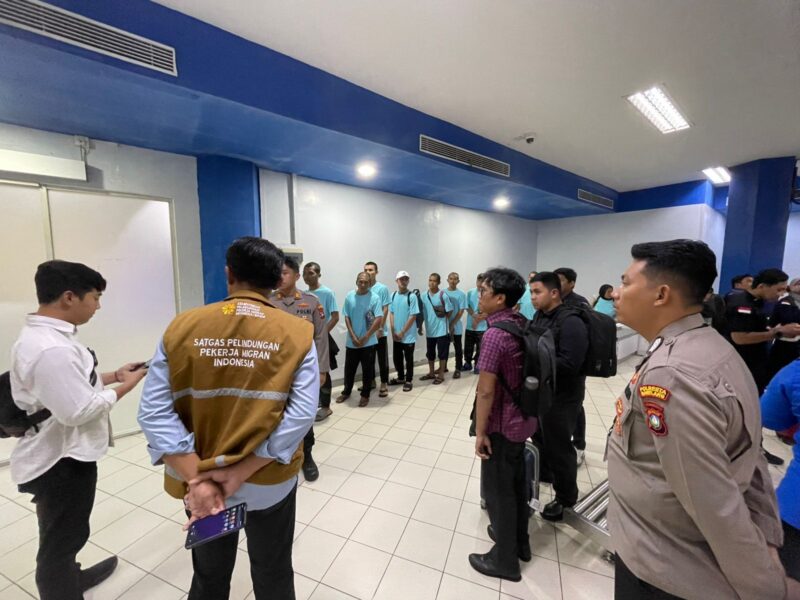 Polda Kepulauan Riau mengawal pemulangan 133 Warga Negara Indonesia (WNI) yang dideportasi Pemerintah Malaysia, Kamis (29/1/2026). Foto:Humas Polda