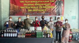 Pemusnahan berlangsung di PT Desa Air Cargo, Kabil, Kota Batam, dipimpin langsung Kepala Kejari Batam, I Wayan Wiradarma pada Jumat (30/1/2026). Foto: Dok/ Kejari Batam