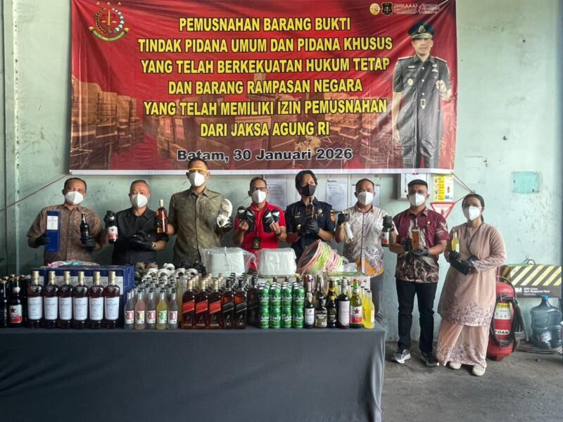 Pemusnahan berlangsung di PT Desa Air Cargo, Kabil, Kota Batam, dipimpin langsung Kepala Kejari Batam, I Wayan Wiradarma pada Jumat (30/1/2026). Foto: Dok/ Kejari Batam