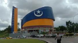 Masjid Tanwirun Naja atau dikenal Masjid Tanjak di Bandara Hang Nadim Batam. Foto:dok/metroposid
