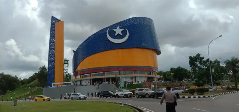 Masjid Tanwirun Naja atau dikenal Masjid Tanjak di Bandara Hang Nadim Batam. Foto:dok/metroposid