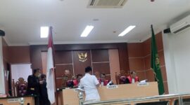 Penggugat saat menyerahkan berkas perkara depan Hakim Pengadilan Negeri Batam pada Rabu (7/1/2025). Foto:matapedia