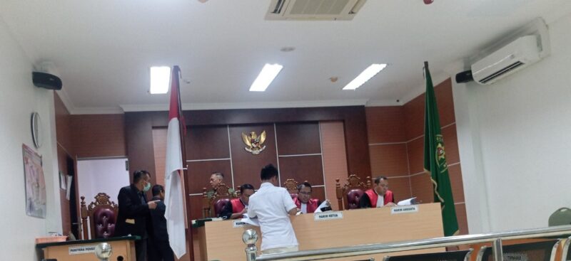 Penggugat saat menyerahkan berkas perkara depan Hakim Pengadilan Negeri Batam pada Rabu (7/1/2025). Foto:matapedia