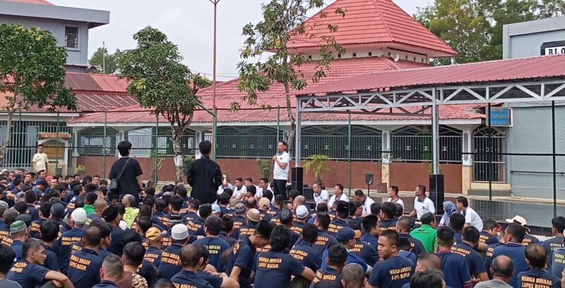 Kepala Lembaga Pemasyarakatan (Kalapas) Batam, Yosafat Rizanto saat memberikan sambutan saat serapan bersama dengan warga binaan, Jumat (9/1/2026). Foto:Rega/matapedia