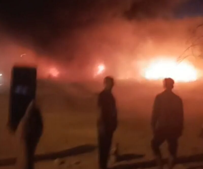 Kebakaran di bekas gudang Ban dekat Masjid Agung Sultan Mahmud pada Sabtu (10/1/2026). Foto:Dok/Rendi-matapedia