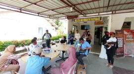 Sejumlah warga Pulau Bulang Lintang saat membuat aduan dan laporan di Polsek Bulang pada Senin (12/1/2026). Foto:Rega/matapedia