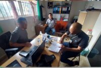 Petugas Lapas Batam menyerahkan barang bukti ke polisi. Foto:Dok/Istimewa