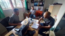 Petugas Lapas Batam menyerahkan barang bukti ke polisi. Foto:Dok/Istimewa