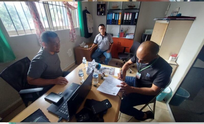 Petugas Lapas Batam menyerahkan barang bukti ke polisi. Foto:Dok/Istimewa