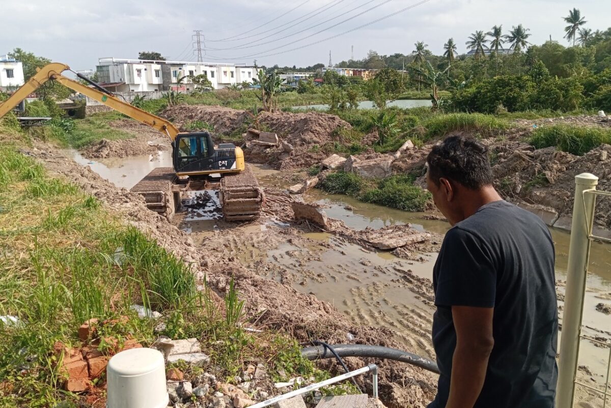 Ketua RT Buana Central Park saat melihat normalisasi saluran pada Kamis (22/1/2026). Foto:Rega/matapedia