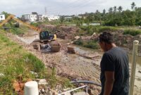 Ketua RT Buana Central Park saat melihat normalisasi saluran pada Kamis (22/1/2026). Foto:Rega/matapedia