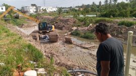 Ketua RT Buana Central Park saat melihat normalisasi saluran pada Kamis (22/1/2026). Foto:Rega/matapedia