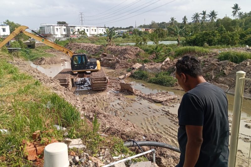 Ketua RT Buana Central Park saat melihat normalisasi saluran pada Kamis (22/1/2026). Foto:Rega/matapedia