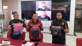 Kasat Reskrim Polresta Barelang Kompol M Debby Tri Andrestian tengah melihatkan barang bukti kasus dugaan pengeroyokan jukir dalam jumpa pers, Jumat (23/1/2026). Foto:Zalfirega/matapedia