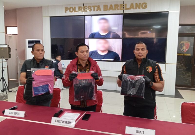 Kasat Reskrim Polresta Barelang Kompol M Debby Tri Andrestian tengah melihatkan barang bukti kasus dugaan pengeroyokan jukir dalam jumpa pers, Jumat (23/1/2026). Foto:Zalfirega/matapedia