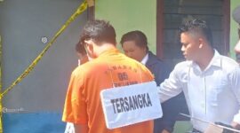Pelaku saat dibawa ke lokasi kejadian, untuk melaksanakan rekonstruksi atas apa yang dilakukannya terhadap pacarnya sendiri hingga menghembuskan napas, Senin (26/1/2026). Matapedia6.com/Istimewa