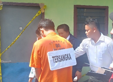 Pelaku saat dibawa ke lokasi kejadian, untuk melaksanakan rekonstruksi atas apa yang dilakukannya terhadap pacarnya sendiri hingga menghembuskan napas, Senin (26/1/2026). Matapedia6.com/Istimewa