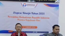 Kepala Perwakilan Ombudsman Kepri, Lagat Parroha Patar Siadari saat memberikan pemaparan hasil kerja sepanjang tahun 2025, di kantornya, Selasa (27/1/2026). Matapedia6.com/Luci
