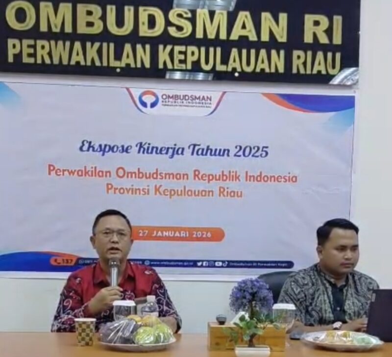 Kepala Perwakilan Ombudsman Kepri, Lagat Parroha Patar Siadari saat memberikan pemaparan hasil kerja sepanjang tahun 2025, di kantornya, Selasa (27/1/2026). Matapedia6.com/Luci