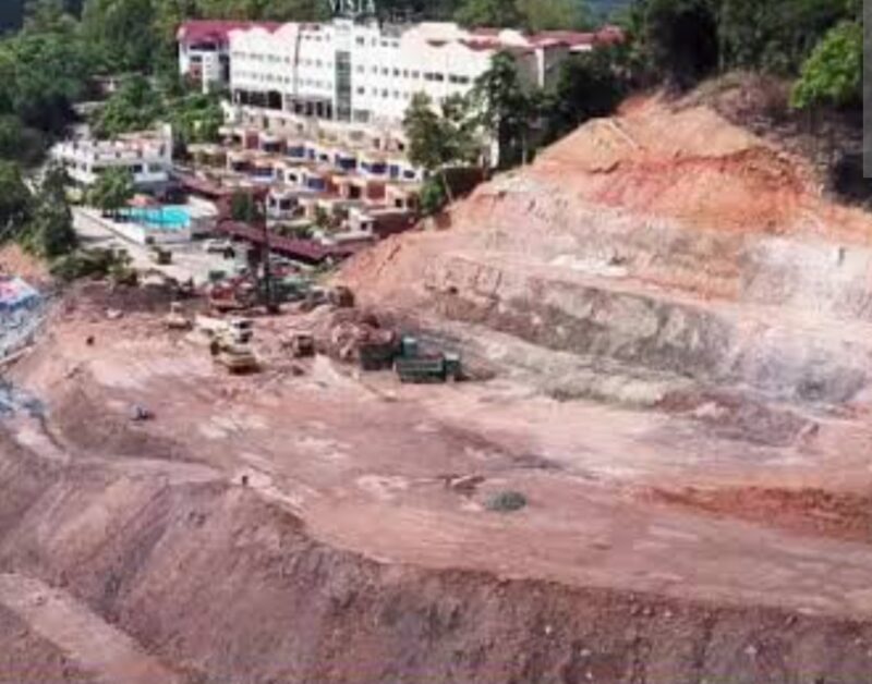 Bukit Vista Sukajadi Kota Batam yang saat ini gundul, akibat aktifitas cut and Fill yang dilakukan. Kegiatan ini sempat dihentikan BP Batam, namun kembali beraktifitas, Selasa (27/1/2026). Matapedia6.com/Istimewa
