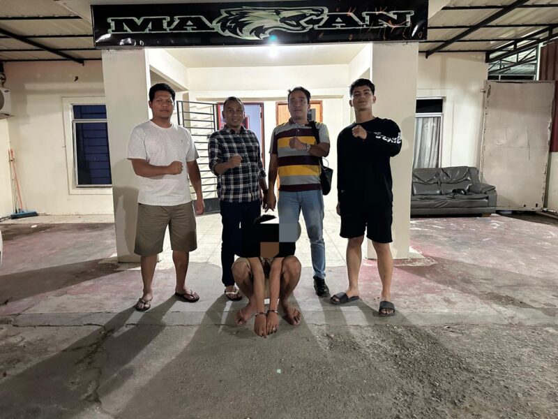 Terduga pelaku penganiayaan saat diamankan polisi, Selasa (27/1/2026). Foto:Istimewa