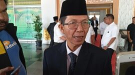 Wali Kota Batam Amsakar Achmad saat memberikan komentar mengenai masalah air di Tanjung Sengkuang usai menghadiri rapat paripurna purna di Kantor DPRD Kota Batam, Rabu (28/1/2026). Matapedia6.com/Luci