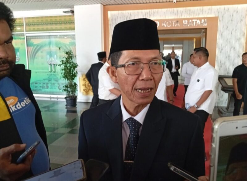 Wali Kota Batam Amsakar Achmad saat memberikan komentar mengenai masalah air di Tanjung Sengkuang usai menghadiri rapat paripurna purna di Kantor DPRD Kota Batam, Rabu (28/1/2026). Matapedia6.com/Luci