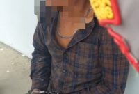 Terduga pelaku pembobolan gardu listrik PLN Batam diamankan petugas dan polisi. Foto:Screenshot