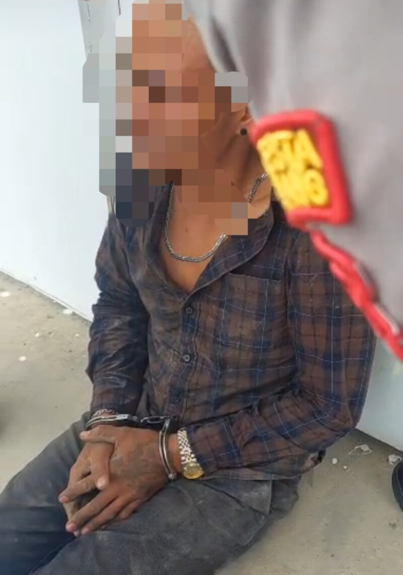 Terduga pelaku pembobolan gardu listrik PLN Batam diamankan petugas dan polisi. Foto:Screenshot