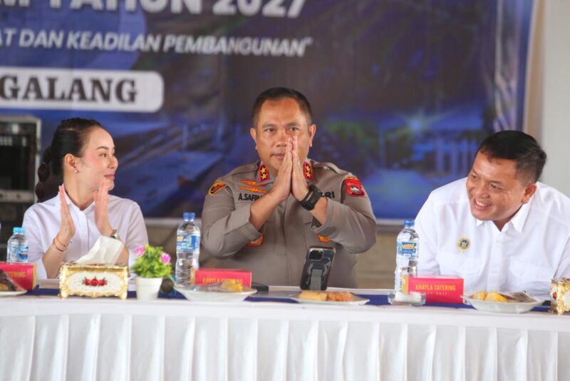 Kapolda Kepri saat hadir diacara sekolah merah putih di Galang. Foto: Humas Polda Kepri